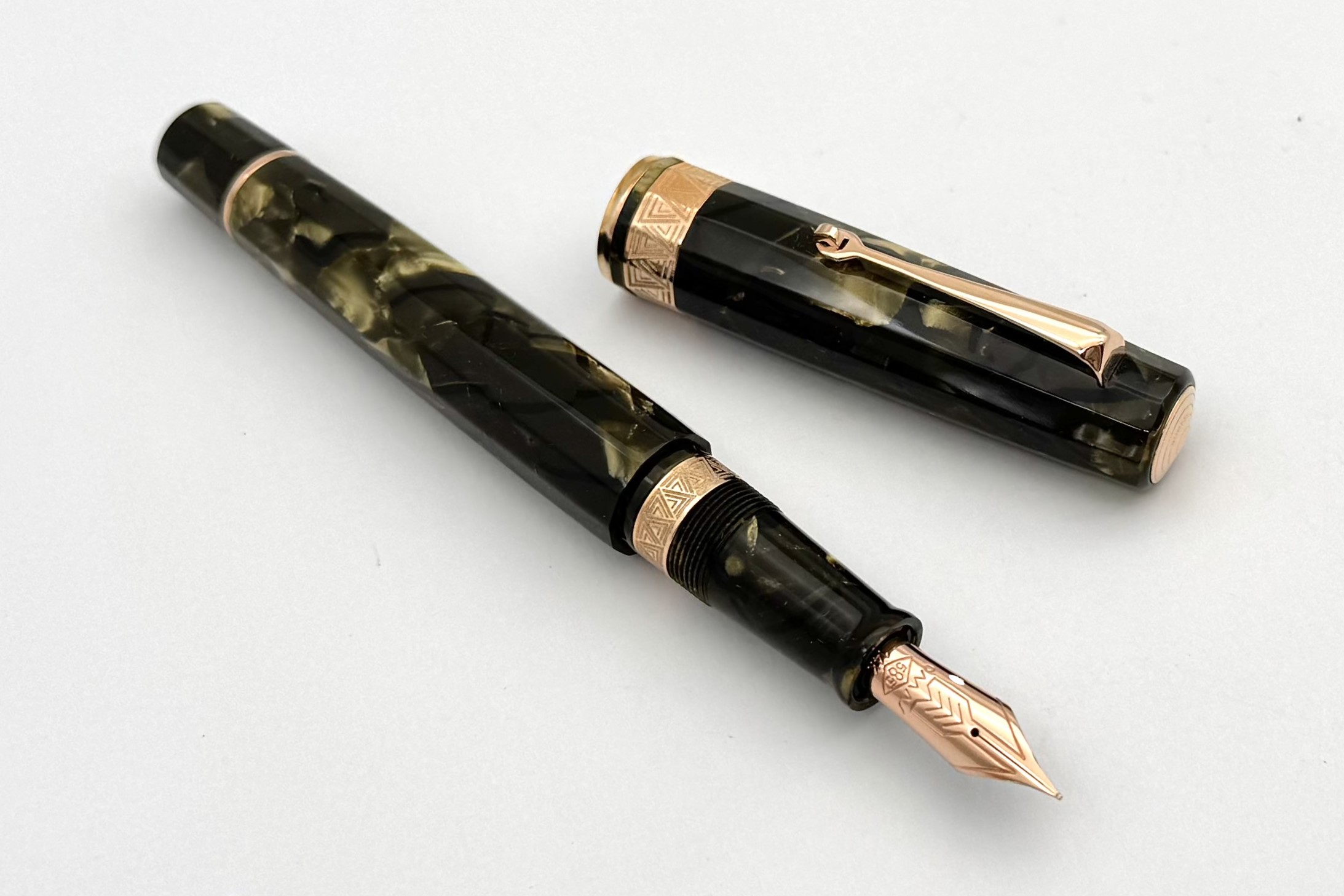 OMASParagonFountainPeninSaftGreenwithRoseGoldTrim_B